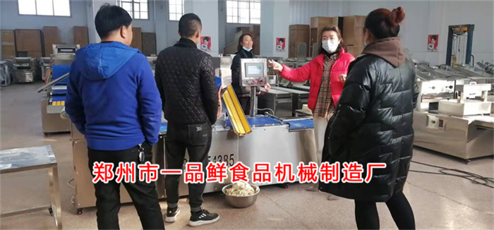 許昌老客戶考察350自動疊片燴面機(圖1) 許昌老客戶考察350自動疊片燴面機(圖1)